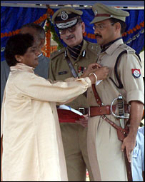 मायावती और पुलिस अधिकारी