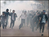 اسلام آباد میں لوگوں کو منتشر کرنے کے لیے آنسو گیس کا استعمال