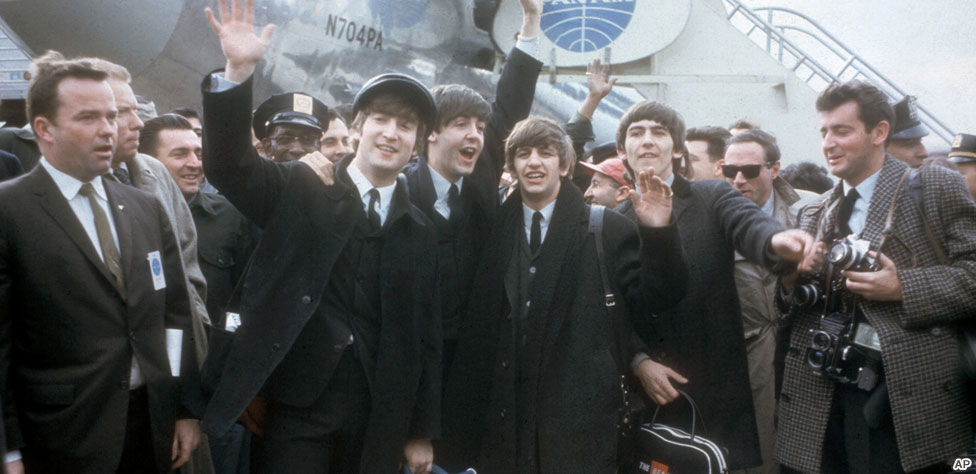 George Harrison, John Lennon, Ringo Starr e Paul McCartney no Serviço Mundial da BBC, em junho de 1965.