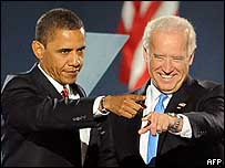 Barack Obama e seu vice, Joe Biden, no comício da vitória, em Chicago (AFP)