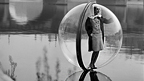 Melvin Sokolsky, Burbuja en el Sena, París, 1963. Cortesía de la galería Fahey/Klein.