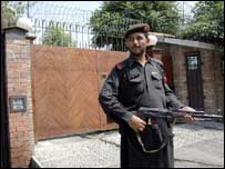 امریکی سفارتکار کے گھر پر ایف سی اہلکار 