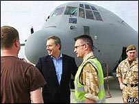 Tony Blair ao chegar ao Iraque