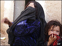 اهالی عزیزآباد بعد از حمله هوایی آمریکا به این روستا