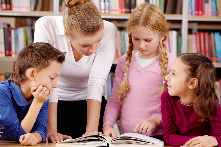 Discussing book @ Pressmaster - Fotolia.com