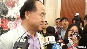 莫言在獲諾貝爾文學獎後於山東高密接受採訪(新華社圖片11/10/2012)