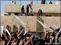 تظاهر کنندگان، پرچم اردن را مقابل سفارت اين کشور در بغداد به آتش کشيدند