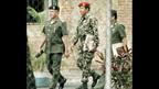 O então tenente-coronel Hugo Chávez é escoltado por oficiais militares depois de ser preso por tentar derrubar o governo venezuelano em um golpe em 4 de fevereiro de 1992
