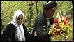 کاک علی و همسرش خاور در نمایی از فیلم "با خدا می رقصم "