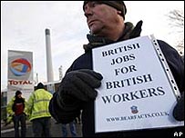 Manifestação em frente à terceira maior refinaria britânica, a Lindsey, na vila de North Killingholme, no leste da Inglaterra
