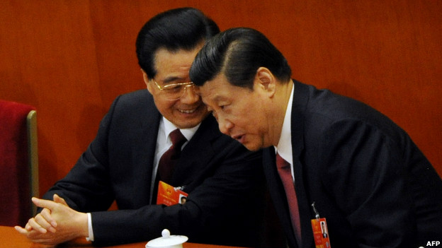 新任中國國家主席兼軍委主席習近平(右)與胡錦濤(14/03/2013)