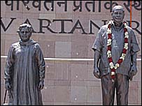 मायावती और कांशीराम की प्रतिमा