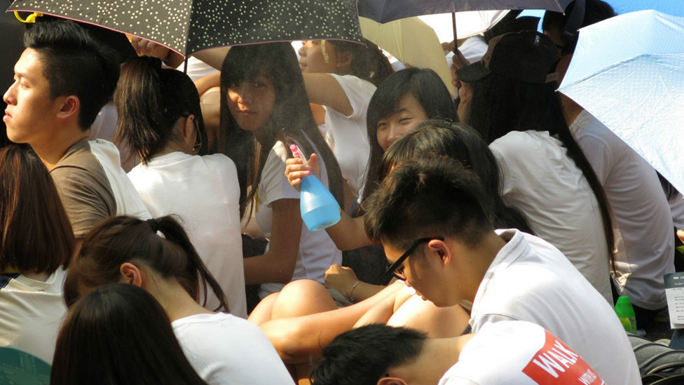 一名參加集會的女同學向同學們噴灑水霧（BBC中文網記者葉靖斯攝22/9/2014）