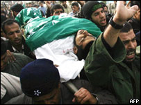 فلسطينی ها پيکر يک پيکارجو را حمل می کنند