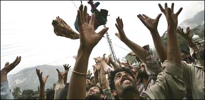 زلزلے سے متاثرہ افراد میں امداد کی تقسیم