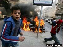 جوانان فلسطينی در حال گريز از مهلکه در غزه