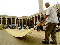 مسلمانان در مسجدی در شمال لندن