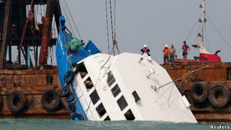 香港南丫島撞船死亡人數已增至36人(02/10/2012)