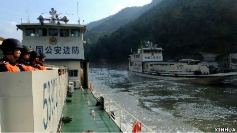 中國邊防巡邏艇在湄公河上執行護航任務（新華社圖片13/12/2011）