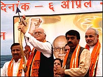 रथ यात्रा के दैरान आडवाणी (फ़ाइल फ़ोटो)