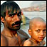 Hindus se banham no Ganges