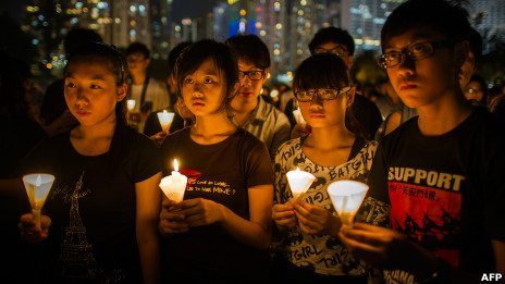 香港学生出席维多利亚公园烛光晚会悼念六四天安门学运死者(4/6/2012)