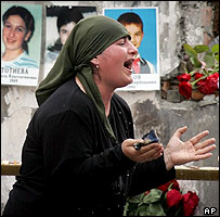 Parente de vítima do ataque extremista em Beslan, na Rússia