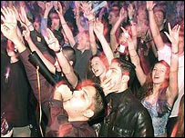 Jovens em discoteca