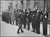 Nástup židovských dělníků ve varšavském ghettu, duben 1943
