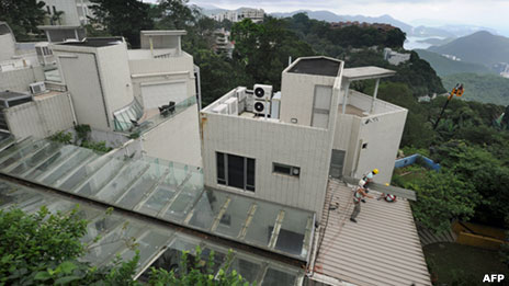 工人於香港特首梁振英位於維多利亞山頂的宅第拆除違章建築（25/6/2012）