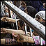 Mulheres paquistanesas tentam receber alimentos