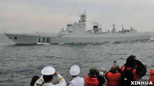 中國蘭州號驅逐艦在青島接受檢閱(新華社圖片23/4/2009)
