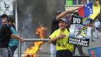 Manifestante anti-Chávez com cartaz que diz "Eu assinei pela Venezuela", referindo-se a sua assinatura em uma petição pedindo a realização do referendo sobre o governo Chávez, em 2004