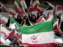 تماشاگران زن در ورزشگاه آزادی