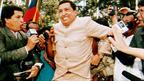 Hugo Chávez fala a jornalistas em 26 de março de 1994, ao ser libertado depois de dois anos de prisão