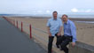 Rhyl. Llun o Hywel a Gareth Owen yn eistedd efo'r traeth tu ôl