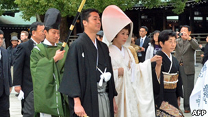 日本明治神社內一對新人正舉行神道教婚禮（11/11/2012）