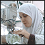 کپڑہ سیتی ہوئی ایک خاتون