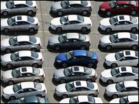 Veículos da General Motors em pátio da montadora