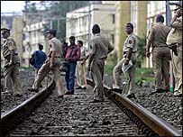मुंबई विस्फोट की जाँच करते पुलिसकर्मी