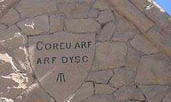 Arwyddair Coleg Camwy - lle bu Moelona