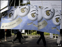 Manifestação em frente ao local da conferência da ONU em Bali
