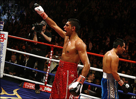 amirkhansalutesvictory.jpg