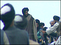 Mullah Omar (ao centro)