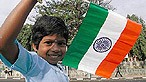 Bachgen yn gafael mewn baner India