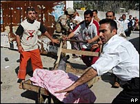 يکی از کارکنان امدادی در حال کار