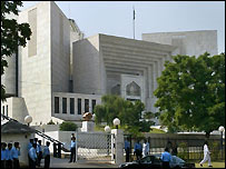 سپریم کورٹ: ’تین جج حلف لیں گے‘