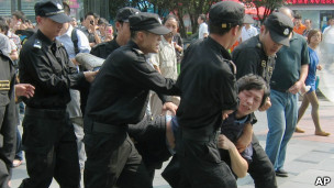 反對化工廠項目的寧波示威者被警方帶走