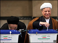 هاشمی رفسنجانی و محمد خاتمی در حال رای دادن