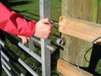 Hand closing gate